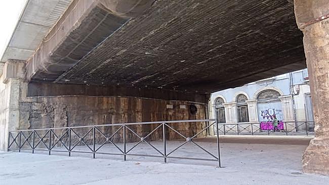 Imagen después - El cercado de uno de los vanos del viaducto, del lado de la estación de autobuses, cuando se colocó en septiembre y en la actualidad (con un tramo cortado para facilitar el paso solo por esta parte).