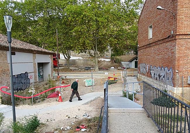 Acceso, aún en obras, a las viviendas de los números 18 al 26 desde el puentecillo del Canal de Castilla.
