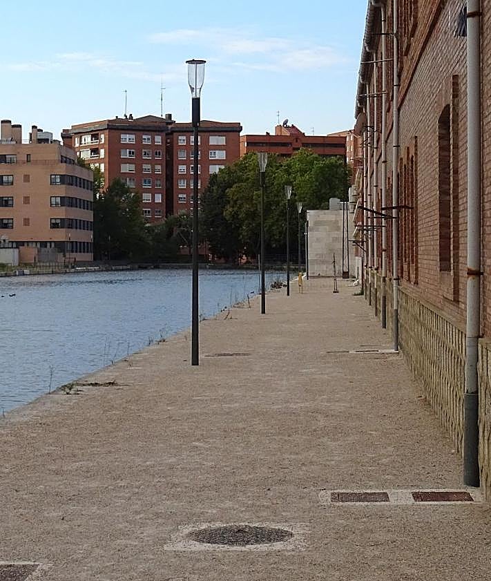 Imagen secundaria 2 - Arriba, el tramo abierto de la calle Canal. Debajo, a la izquierda, la entrada a la vía, con la señal de obra que advierte de que no tiene salida, desde la avenida de Gijón. A la derecha, caminos de sirga al borde del Canal de Castilla.