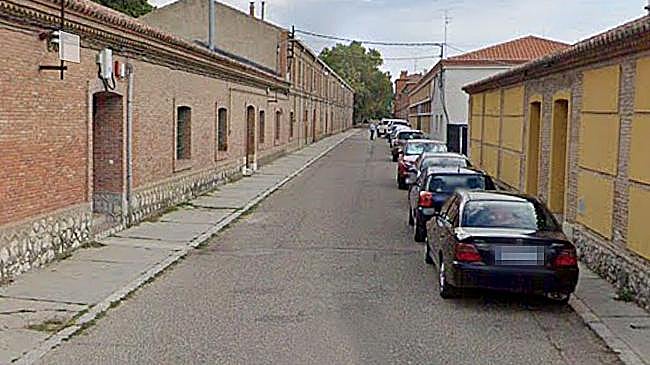 Imagen antes - El antes y el después de las obras de reurbanización de la calle Canal en el tramo reabierto al paso de peatones y vehículos.