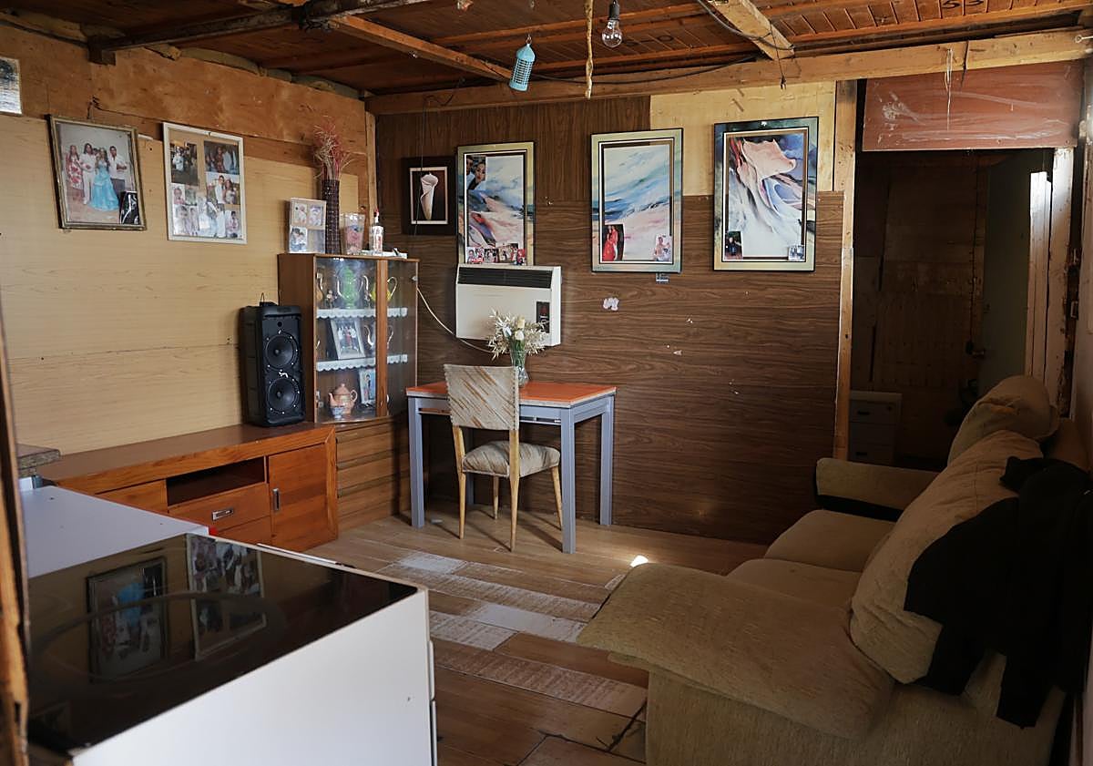 Imagen principal - Interior de las chabolas de Juana Jugan y sus habitantes a las puertas de una de ellas (debajo a la izquierda).
