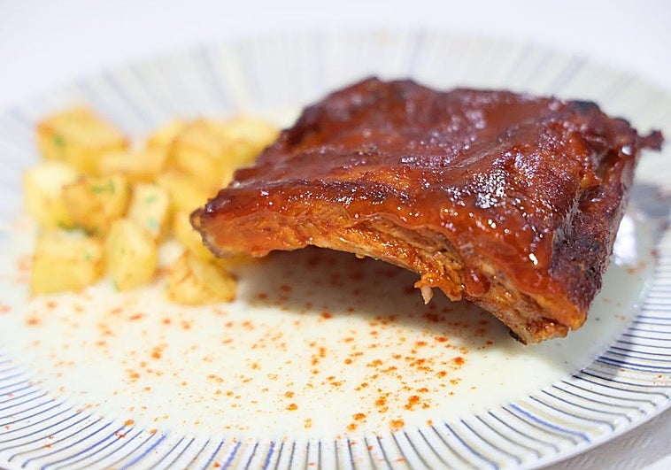 Costillas con salsa de barbacoa casera, parmentier de patata y patatas caseras.