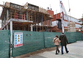 Edificio en construcción desde el que cayó el operario.