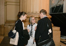 La madre de Teresa, Blanca Llamazares, habla con sus abogados antes de entrar en la sala del juicio.