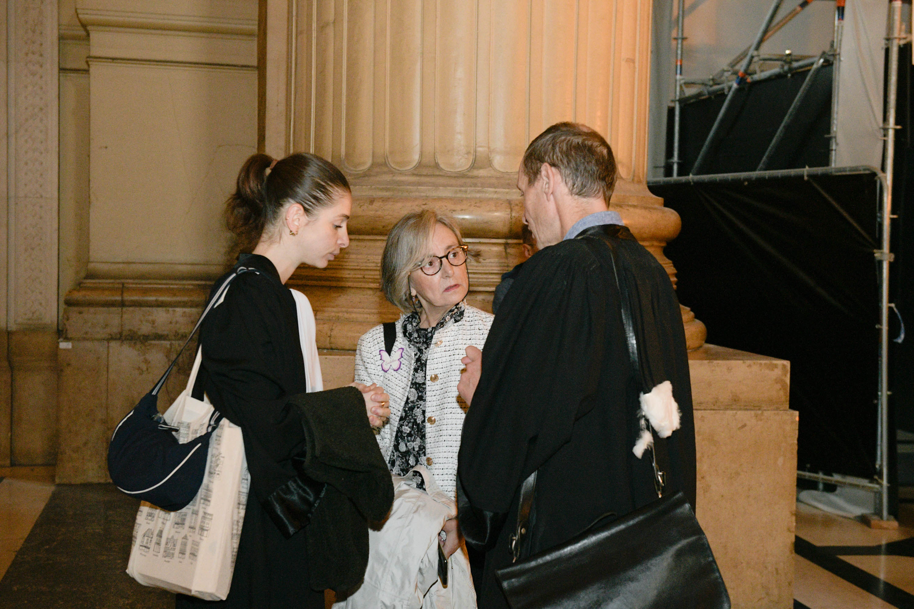 La madre de Teresa, Blanca Llamazares, habla con sus abogados antes de entrar en la sala del juicio.