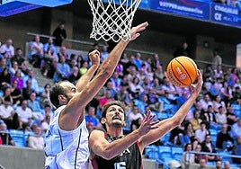 Pablo Hernández, en su partido de debut con el Grupo Alega Cantabria ante el Obradoiro.