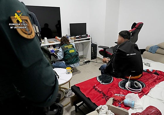 El principal investigado, de origen brasileño, en su vivienda de San Vicente de la Barquera.