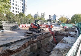 Obras de desmantelamiento de la gasolinera situada junto al centro comercial Vallsur.