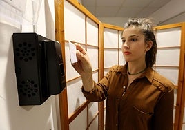 Una trabajadora ficha al inicio de su jornada laboral.