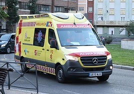 Una ambulancia circula por una calle de Valladolid en una imagen de archivo.