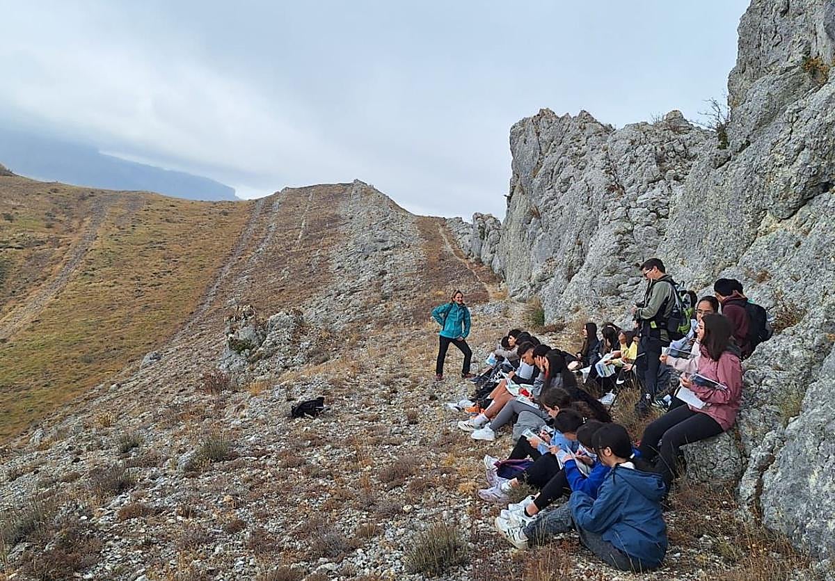 Alumnos en el Geoparque de Las Loras.