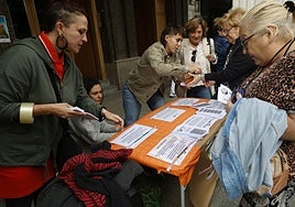 Mesa informativa de la asociación Salud Mental de Palencia, el miércoles en la Calle Mayor.
