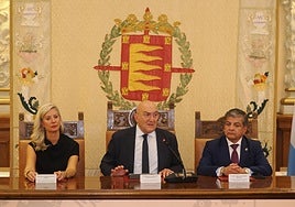 El alcalde, Jesús Julio Carnero, preside el acto institucional con motivo del Día de la Hispanidad entre la la primera teniente de alcalde, Irene Carvajal y el cónsul honorario de Perú en Castilla y León, José Carlos Palomino.