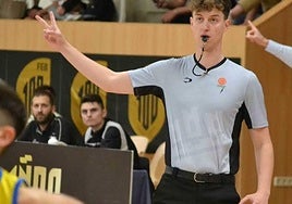 Un colegiado adscrito a la Federecación, durante un encuentro de caractér autonómico.