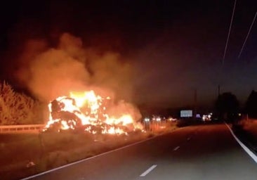 Caen de un camión fardos de paja en llamas sobre la A-62 a su paso por Cabezón de Pisuerga
