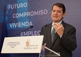 El presidente de la Junta, Alfonso Fernández Mañueco, durante la presentación del Anteproyecto de Ley de Presupuestos para 2025 hace un año..