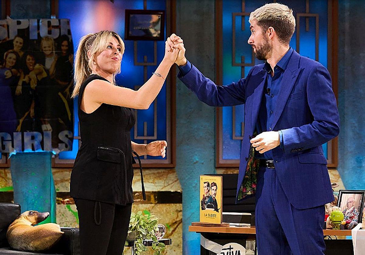 Valeria Ros con David Broncano en 'La Revuelta'.