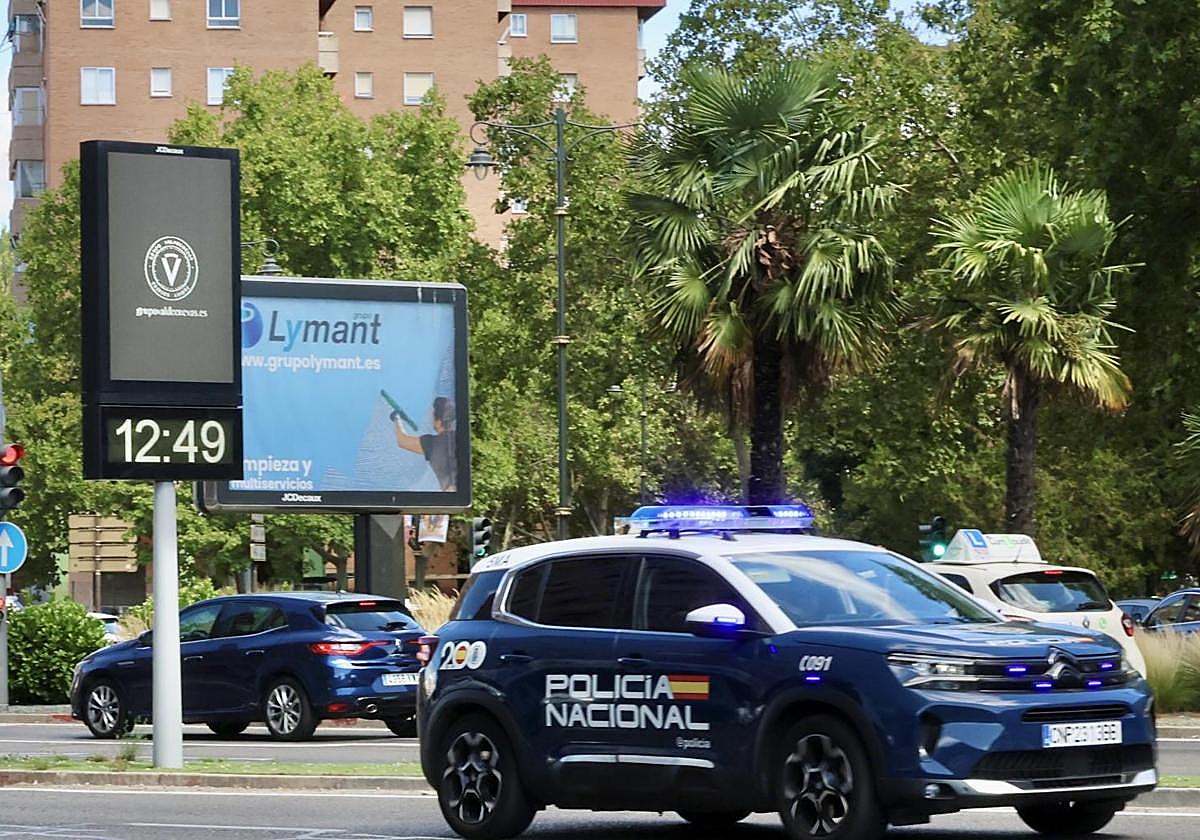 Un coche de la Policía Nacional circulando por Arco de Ladrillo, en una imagen de archivo.