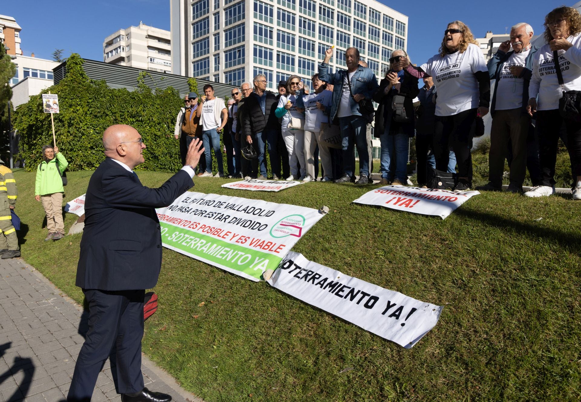 Jesús Julio Carnero saluda a un grupo de la plataforma pro soterramiento que se acercó al lugar de la reunión.