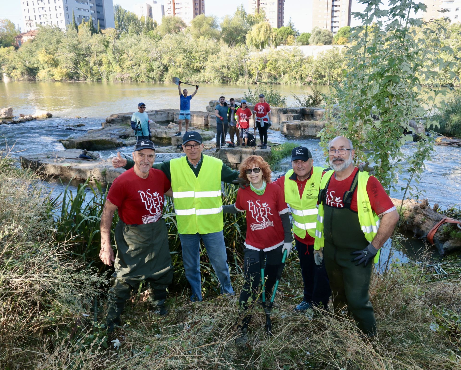 La limpieza de las antiguas aceñas del Puente Mayor, en imágenes