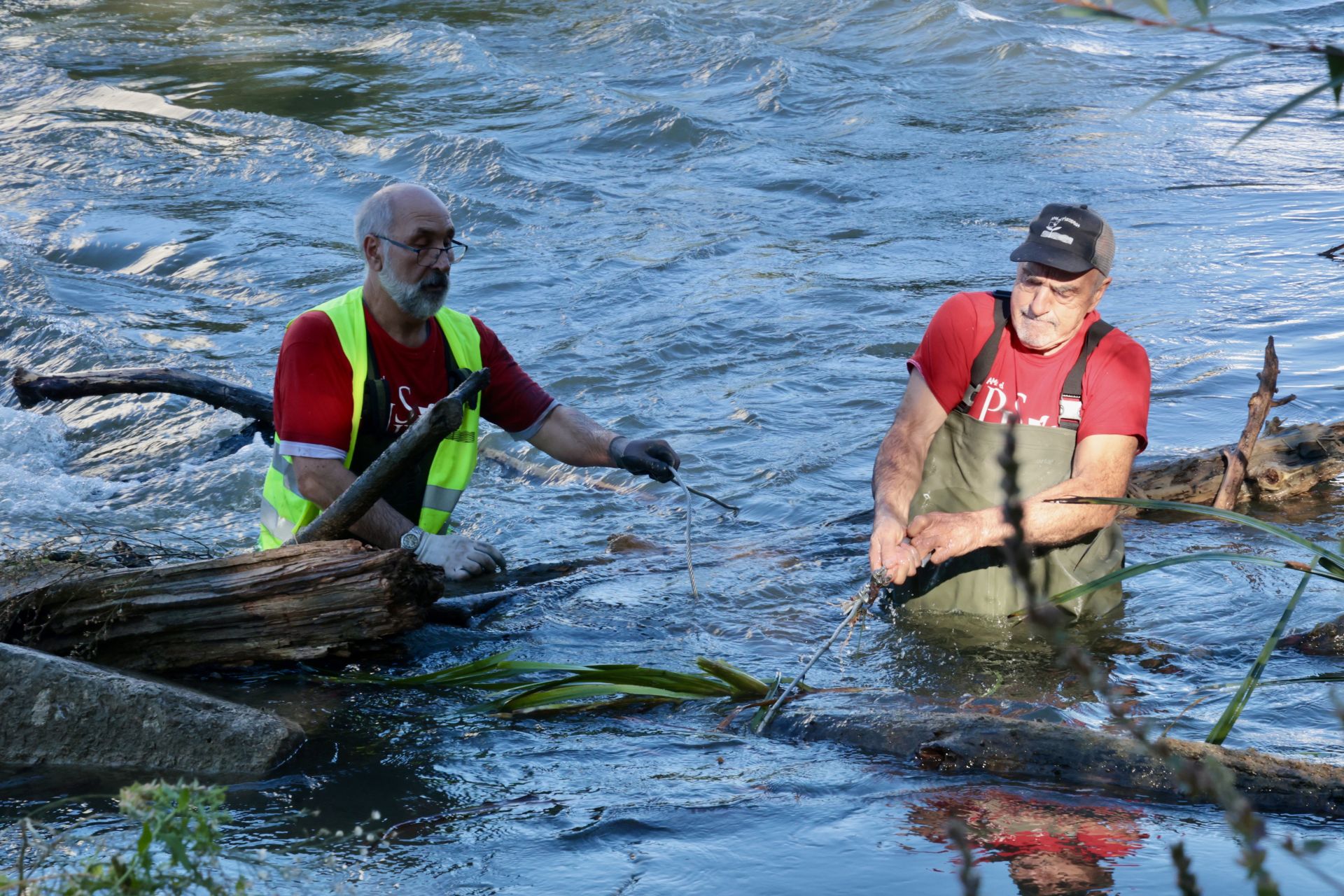 La limpieza de las antiguas aceñas del Puente Mayor, en imágenes