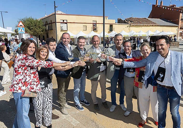 Cristina Solís, gerente de la Ruta del Vino Rueda; Sonia Alonso, diputada provincial; David López, teniente de alcalde del Ayuntamiento de Rueda; Víctor Alonso, vicepresidente de la Diputación de Valladolid; Carlos Yllera, presidente de la D.O. Rueda; José Ignacio Pérez, alcalde de Rueda; Santiago Mora, director general de la D.O. Rueda; Manuel Salgado, El Norte; Arancha Zamácola, prensa D.O. Rueda, y Moisés Santana, diputado provincial.