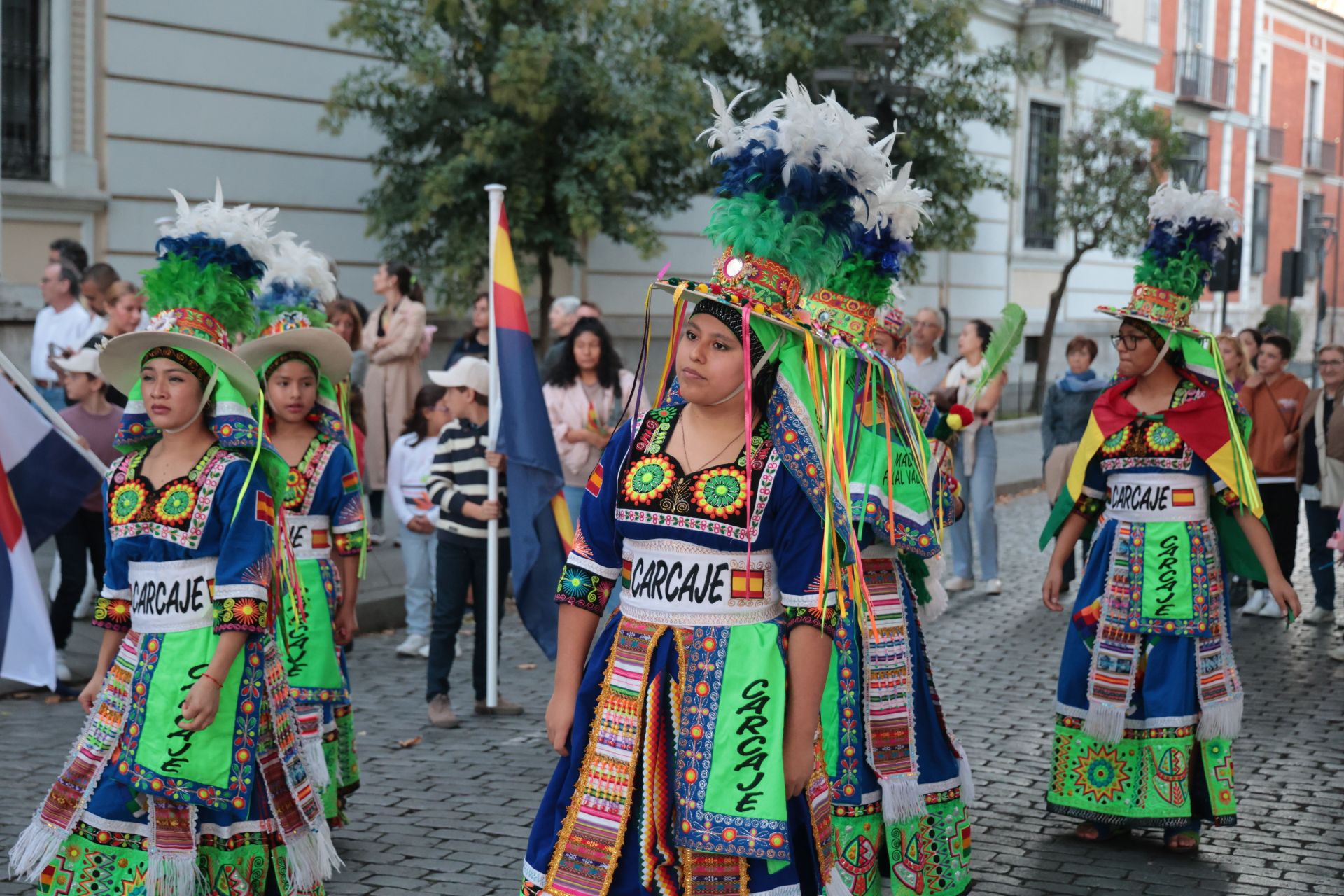 Las imágenes del desfile de banderas en Valladolid y el festival hispánico