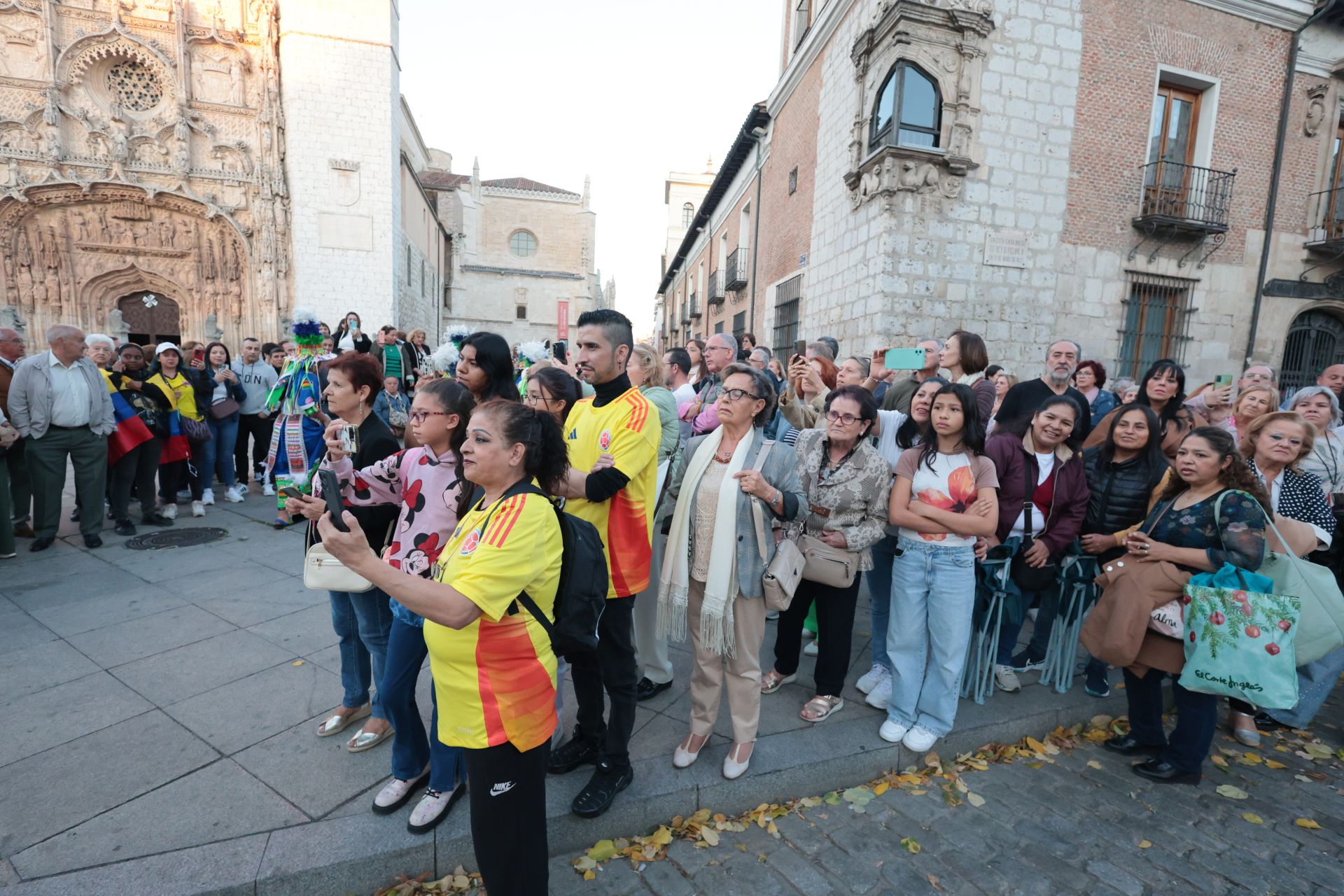 Las imágenes del desfile de banderas en Valladolid y el festival hispánico