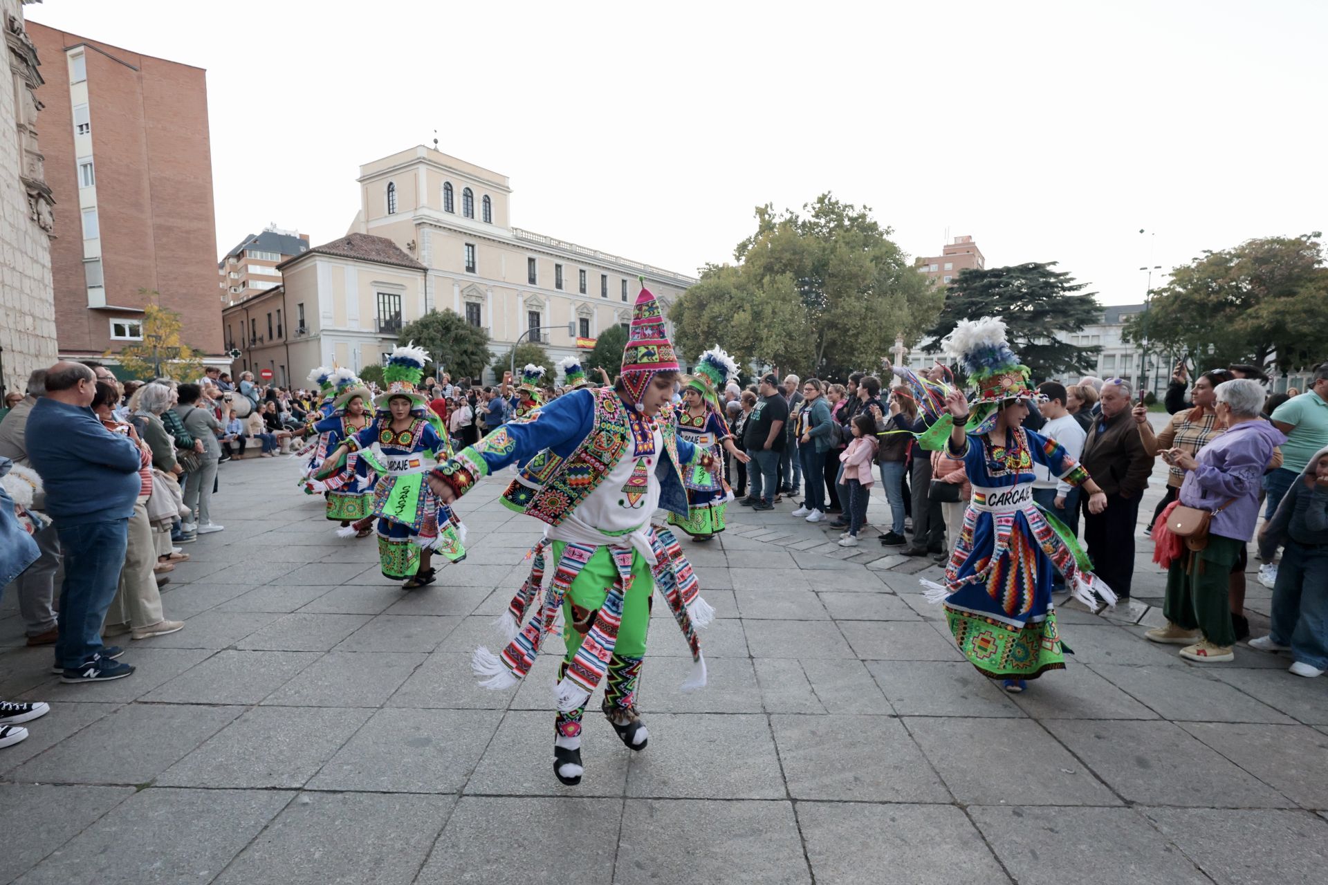 Las imágenes del desfile de banderas en Valladolid y el festival hispánico
