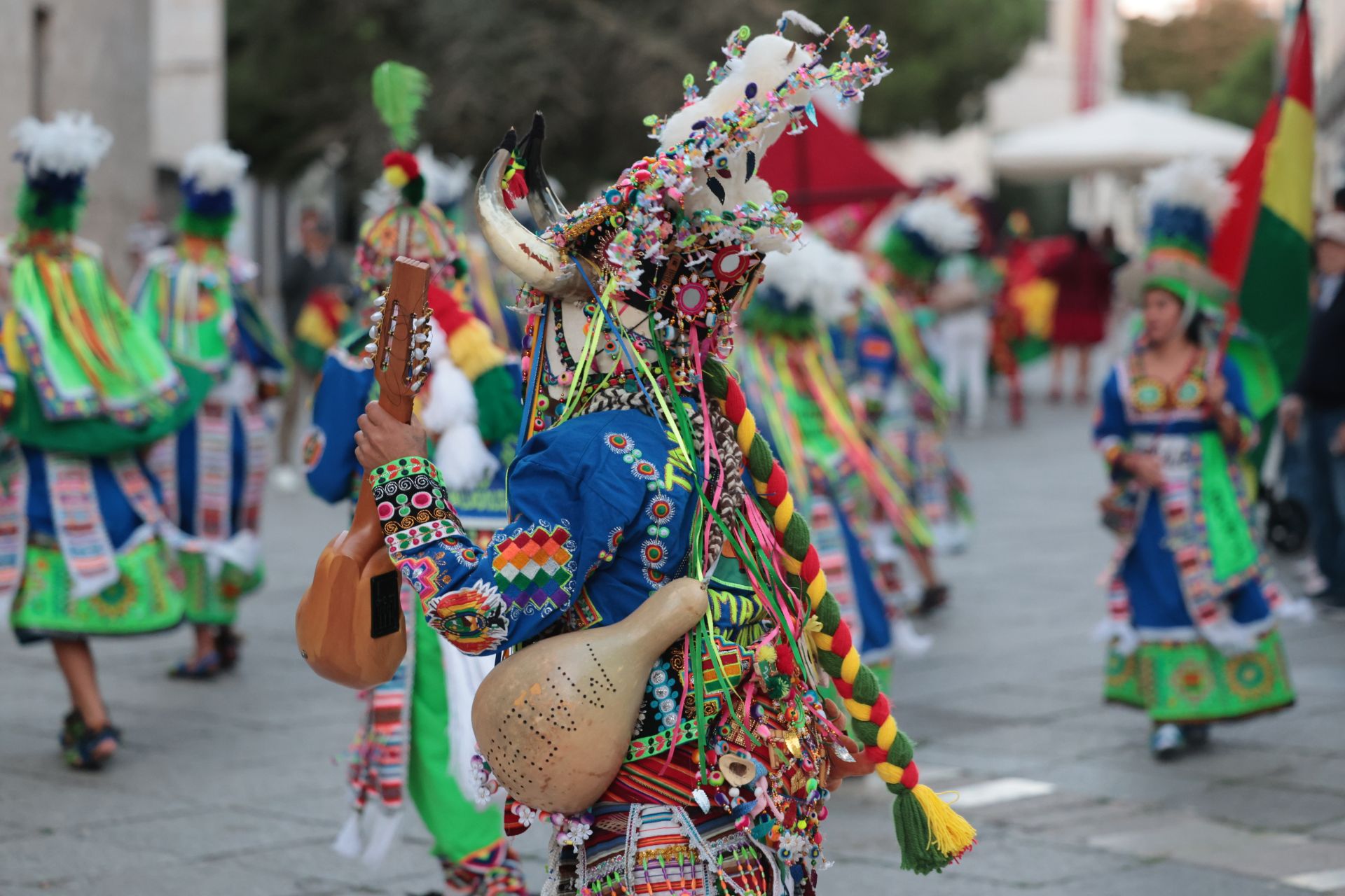 Las imágenes del desfile de banderas en Valladolid y el festival hispánico