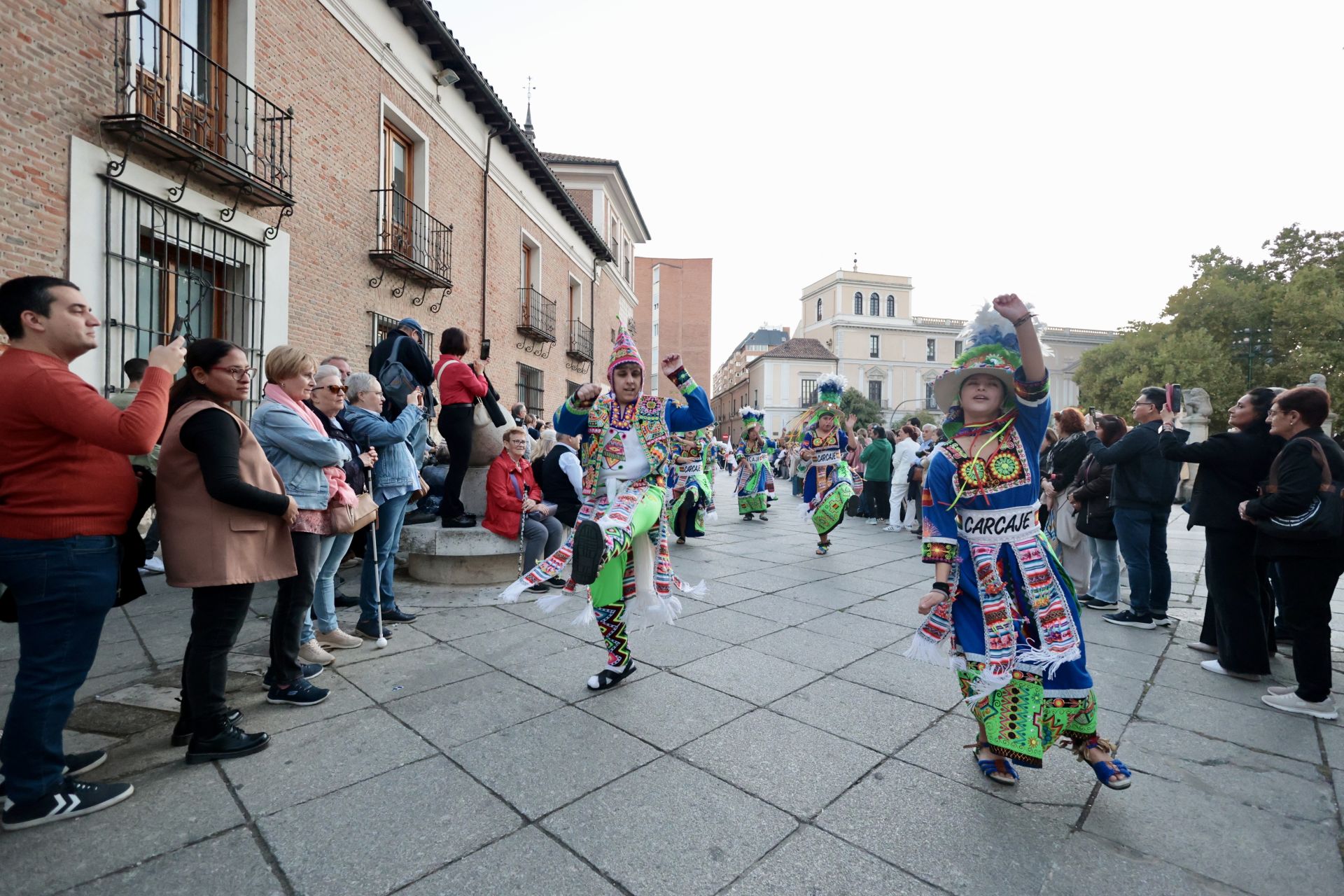 Las imágenes del desfile de banderas en Valladolid y el festival hispánico