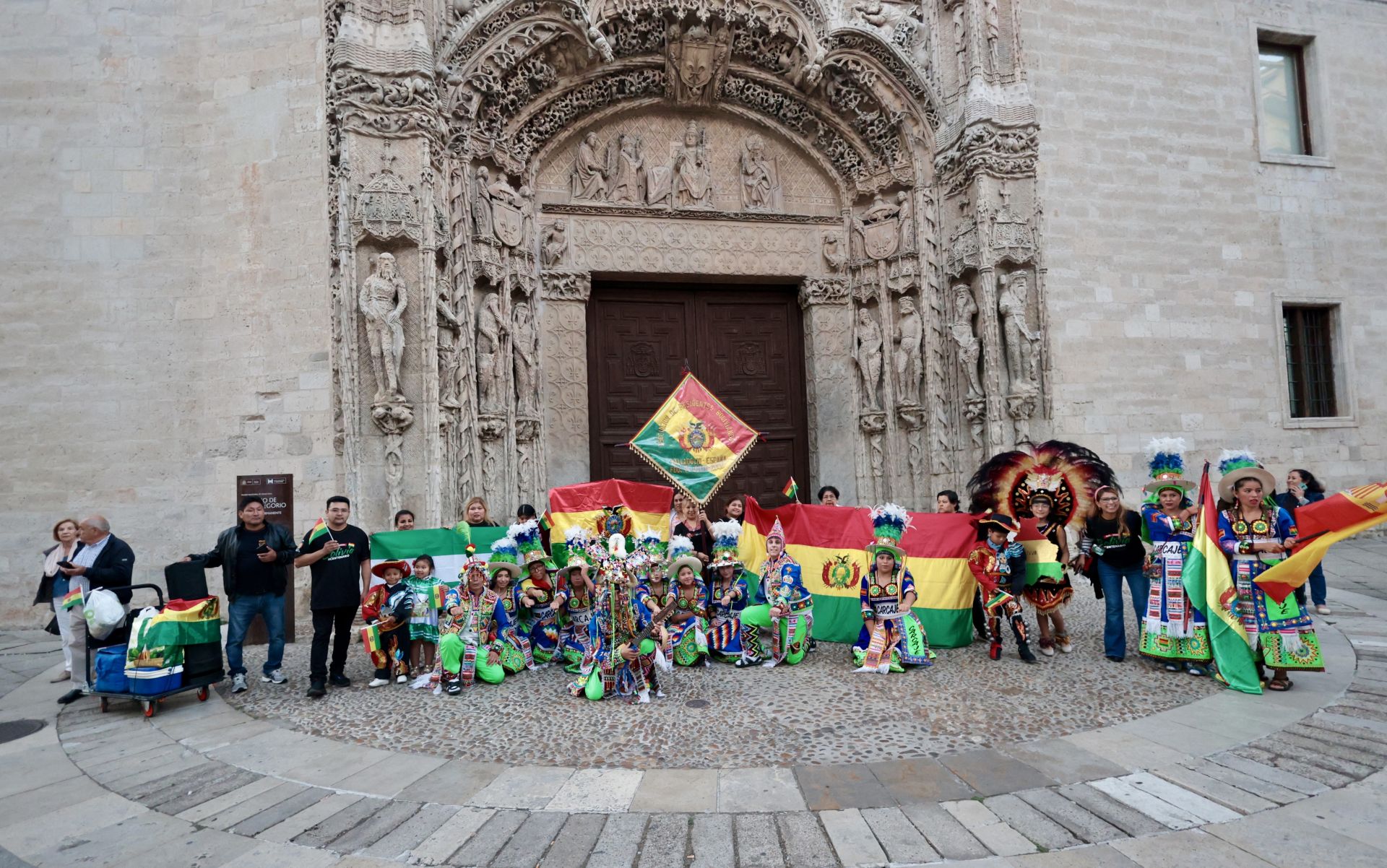 Las imágenes del desfile de banderas en Valladolid y el festival hispánico