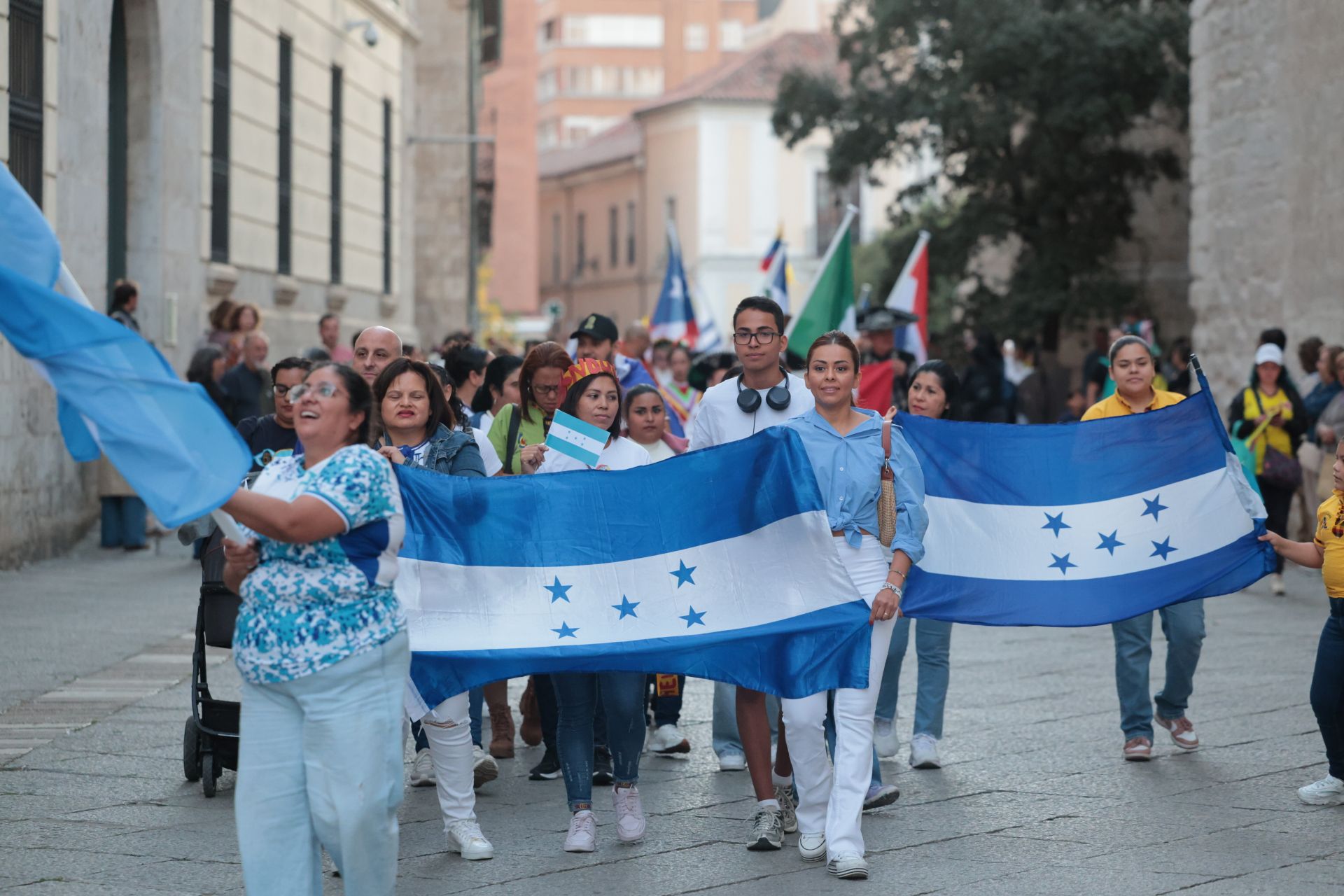 Las imágenes del desfile de banderas en Valladolid y el festival hispánico