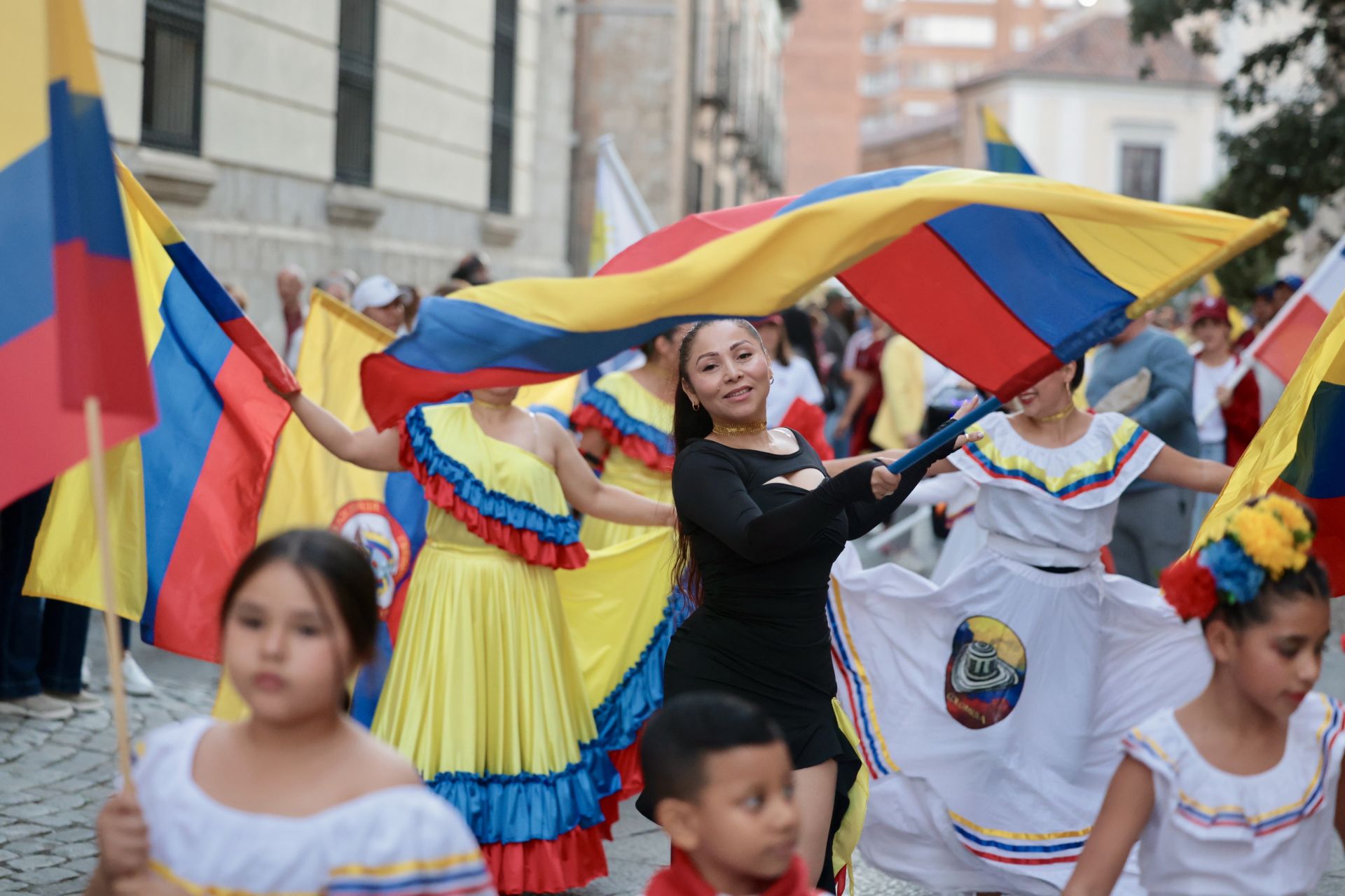 Las imágenes del desfile de banderas en Valladolid y el festival hispánico