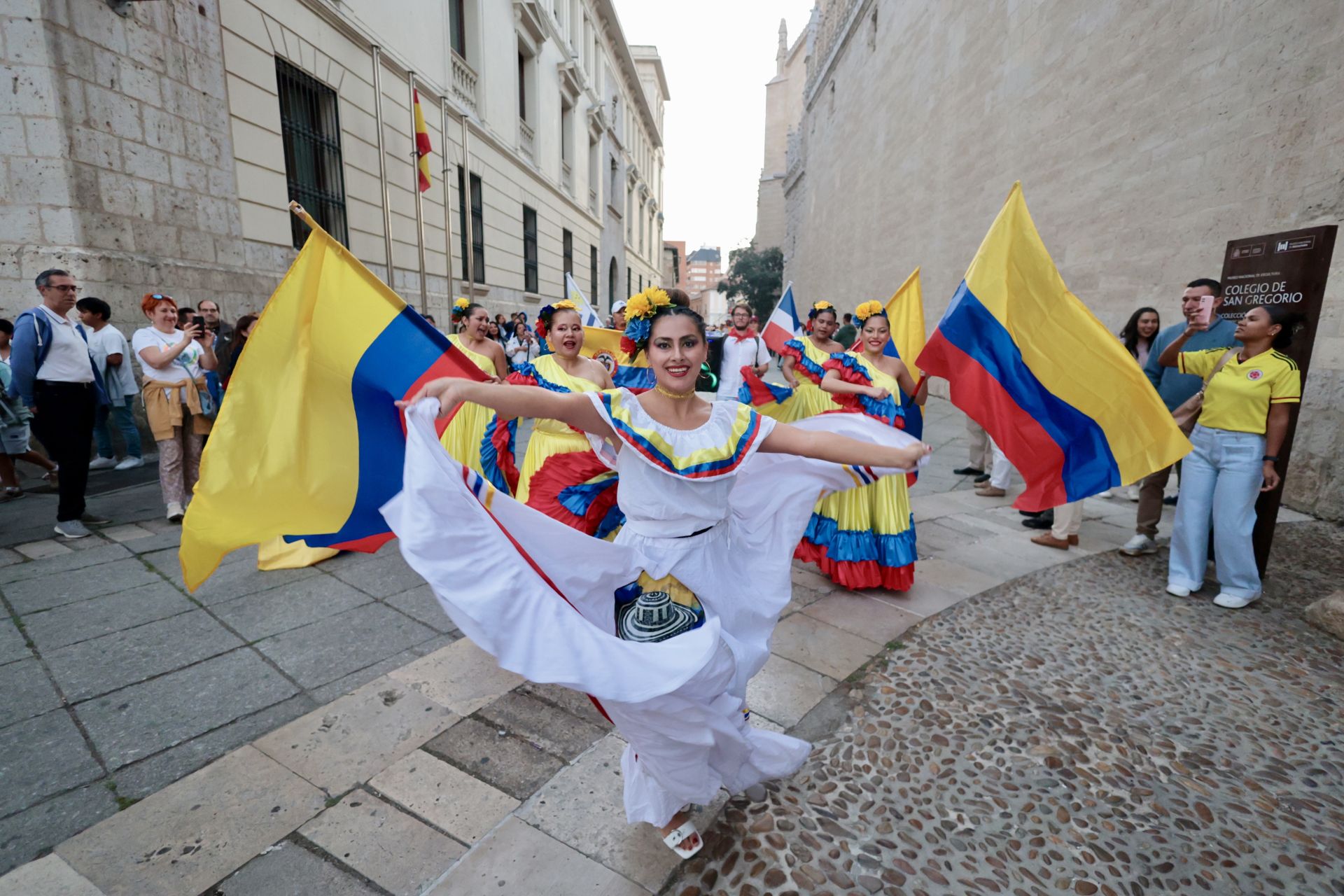 Las imágenes del desfile de banderas en Valladolid y el festival hispánico