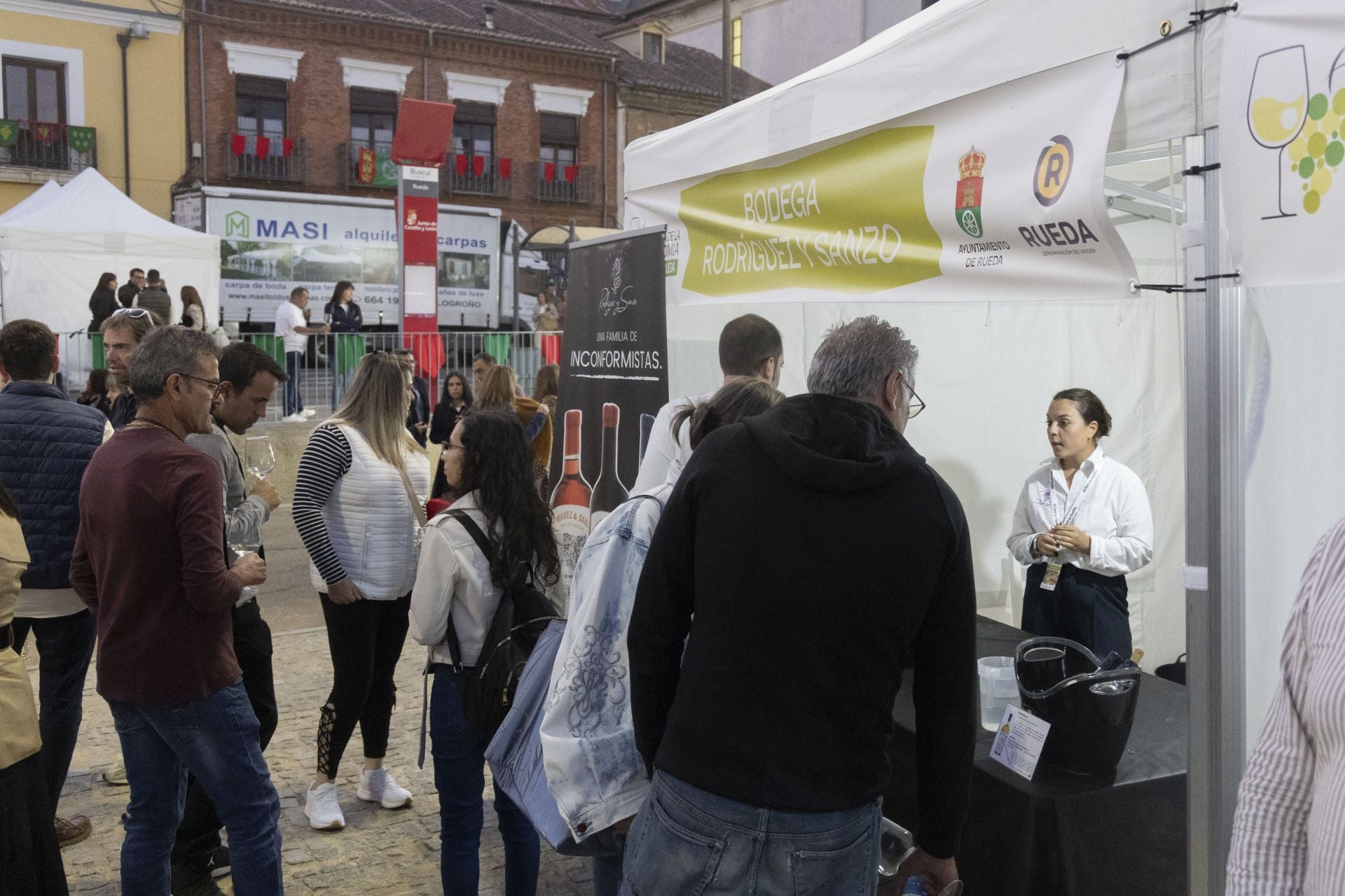 El buen ambiente marida con los vinos de la D.O. Rueda