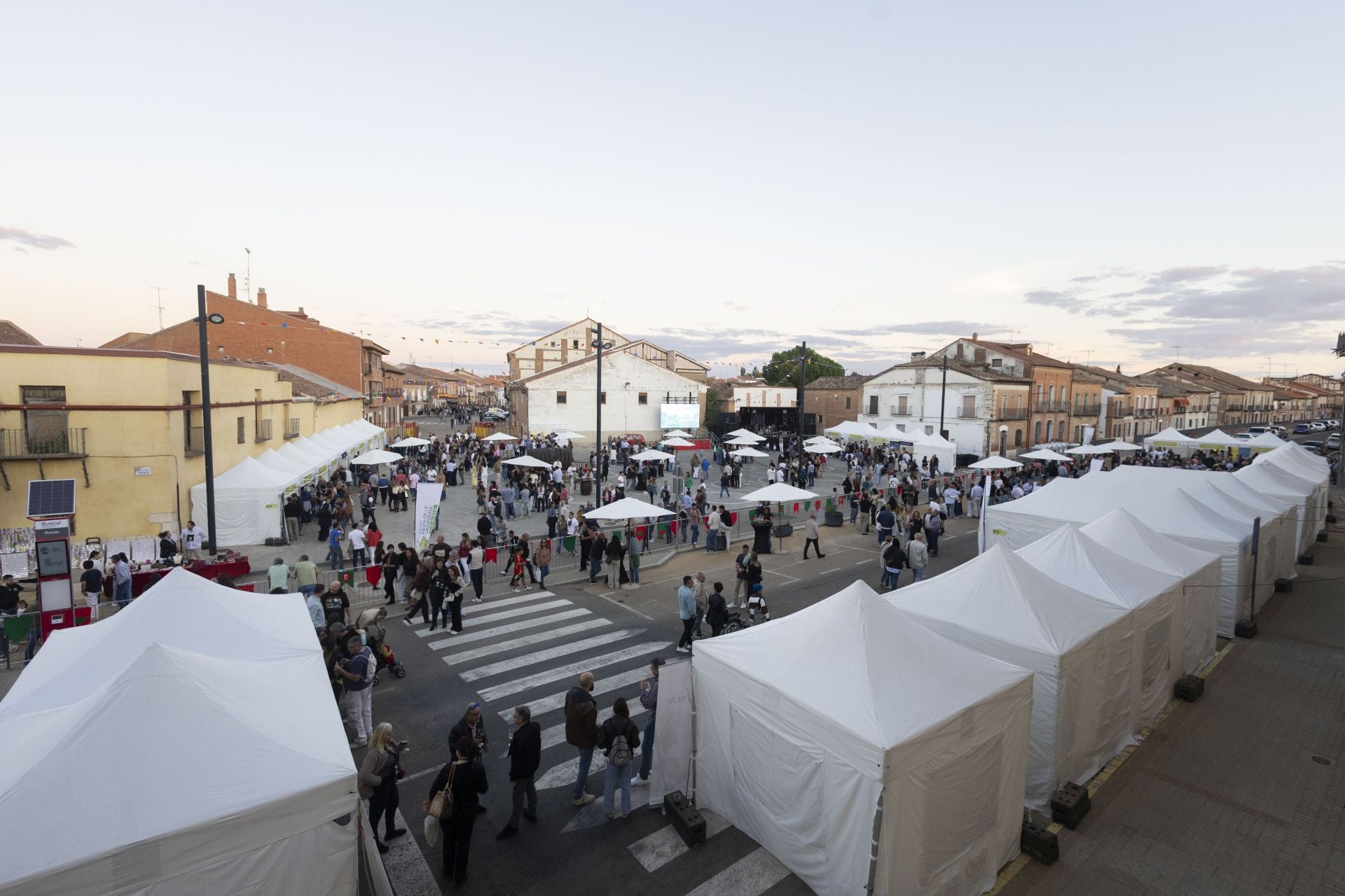 El buen ambiente marida con los vinos de la D.O. Rueda