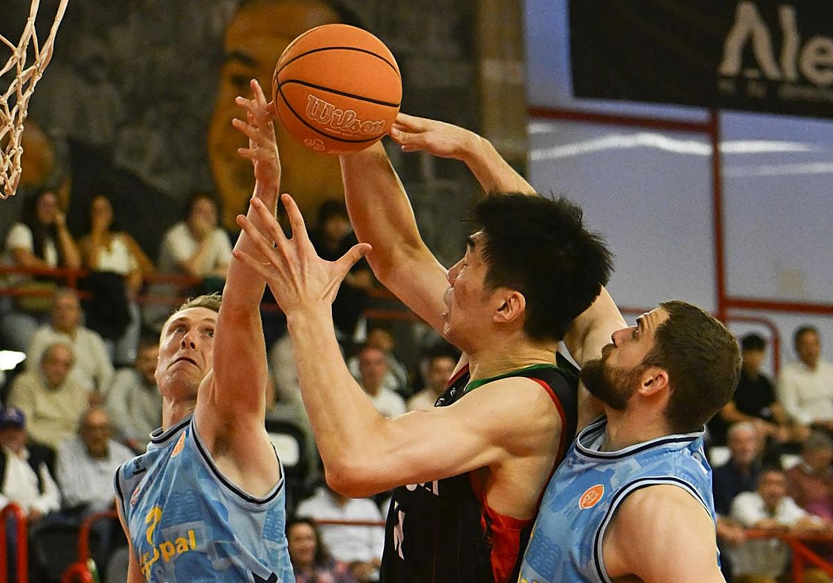 Borg y Armus pugnan por un rebote con Yu.