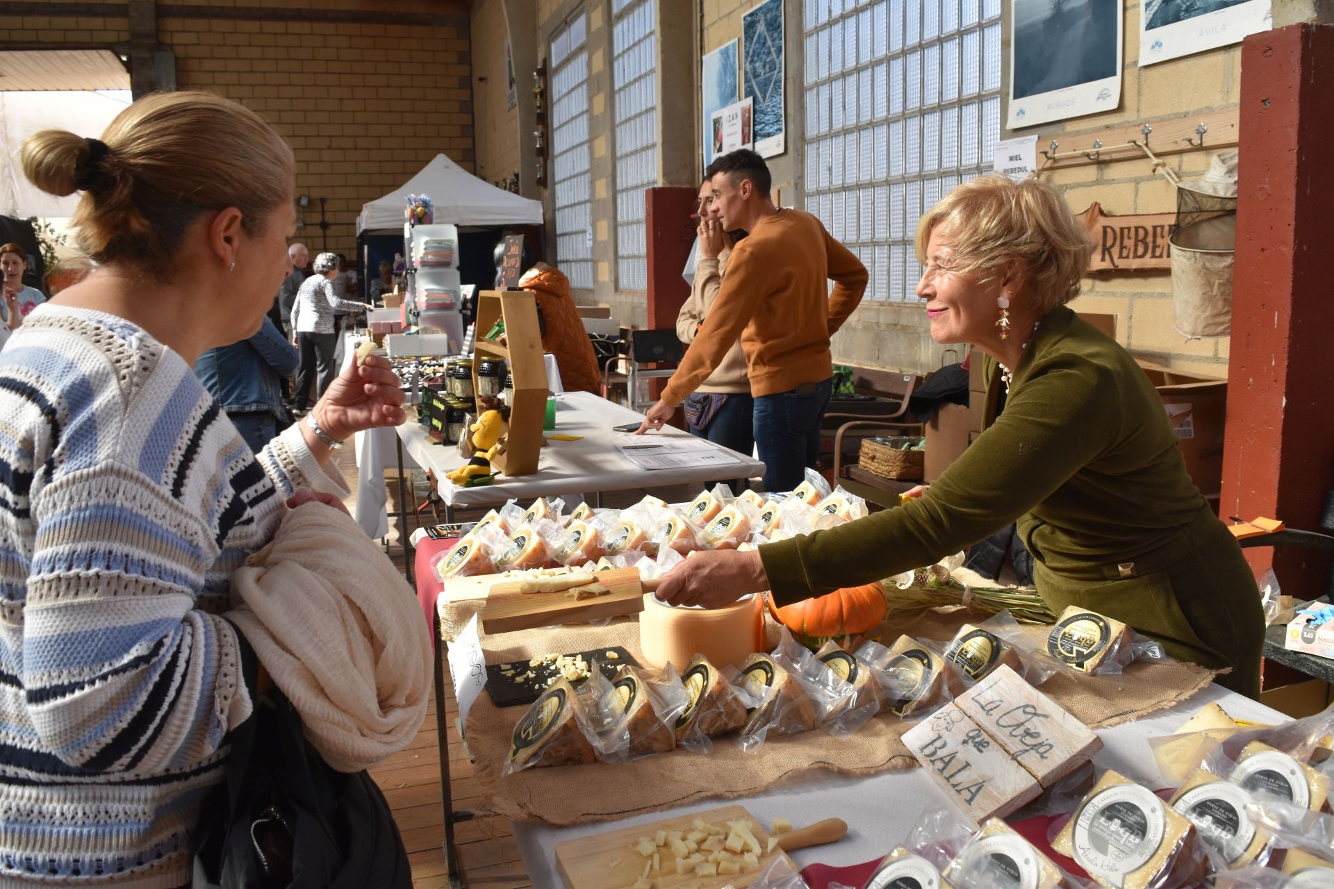 Animada Feria de la Miel de Castrejón de la Peña