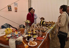 Venta de miel en uno de los puestos de la feria de Castrejón de la Peña.