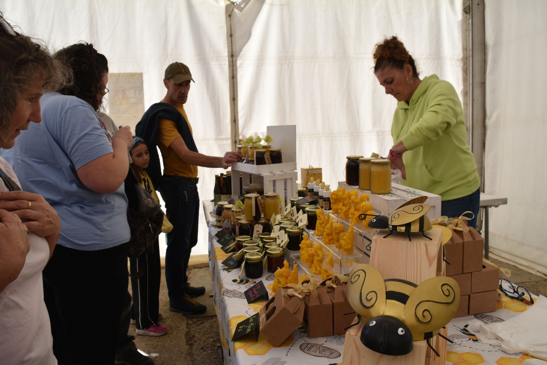 Animada Feria de la Miel de Castrejón de la Peña