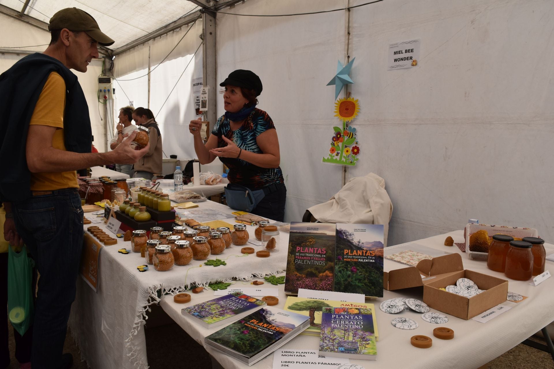 Animada Feria de la Miel de Castrejón de la Peña