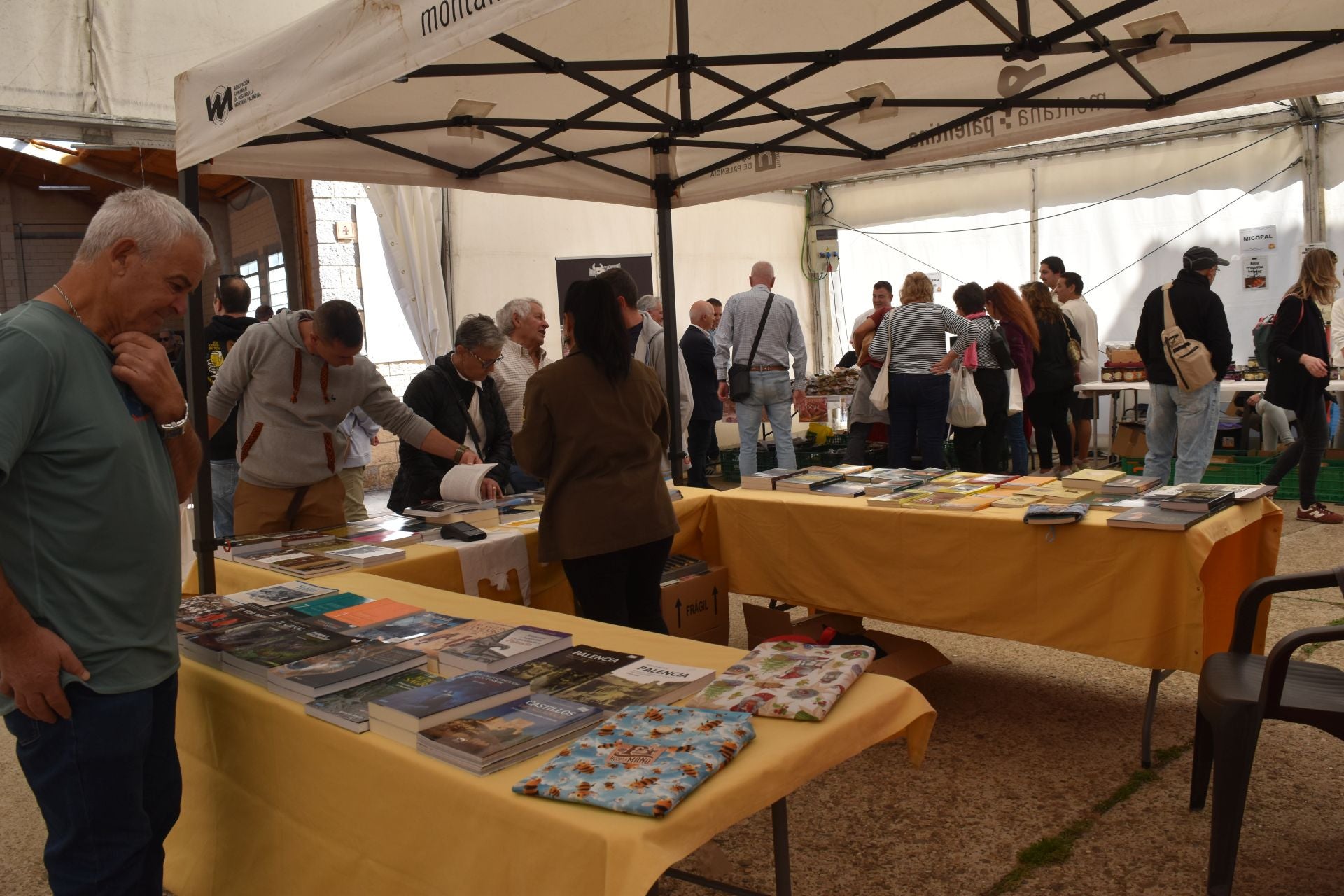 Animada Feria de la Miel de Castrejón de la Peña