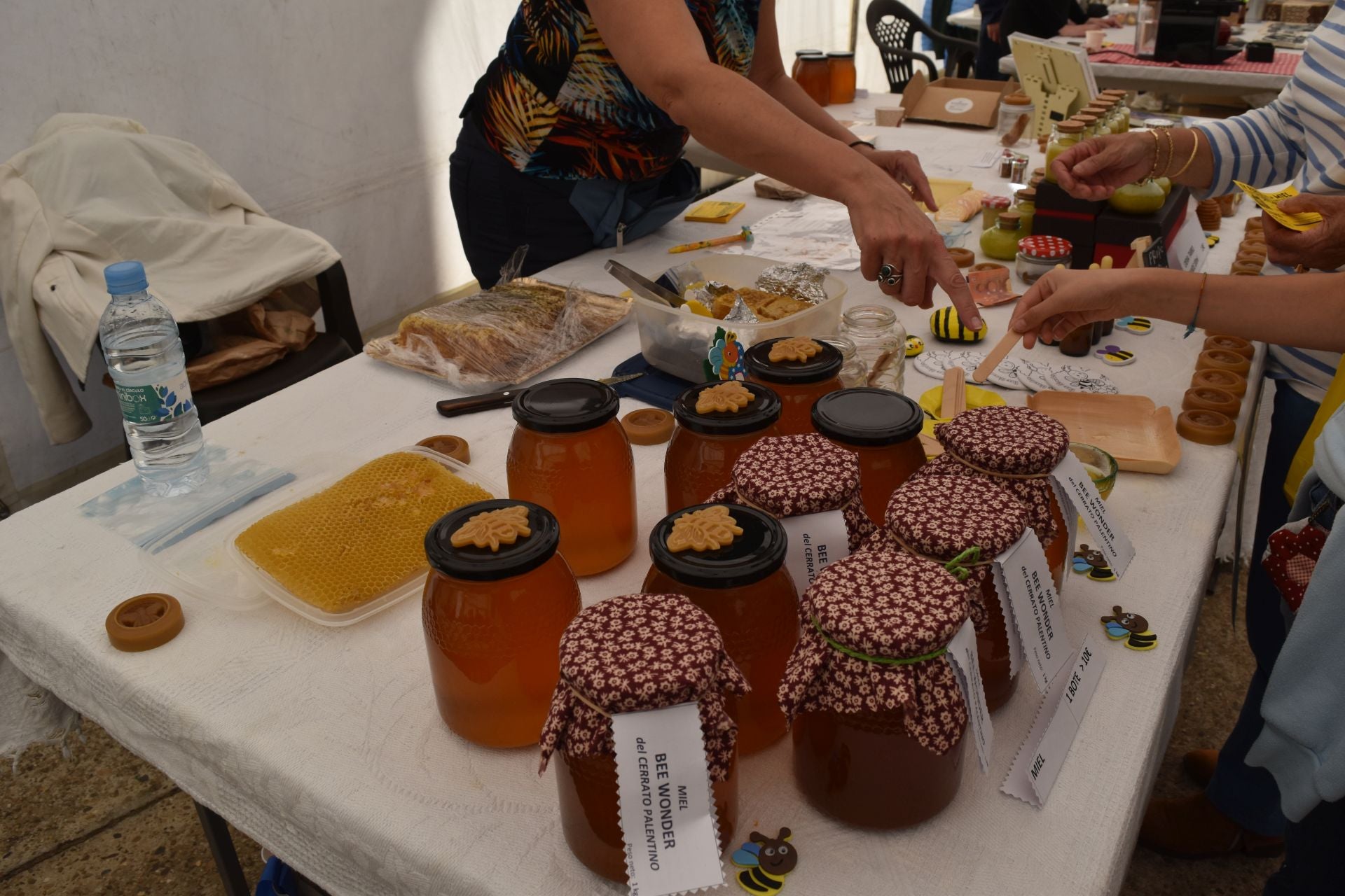 Animada Feria de la Miel de Castrejón de la Peña