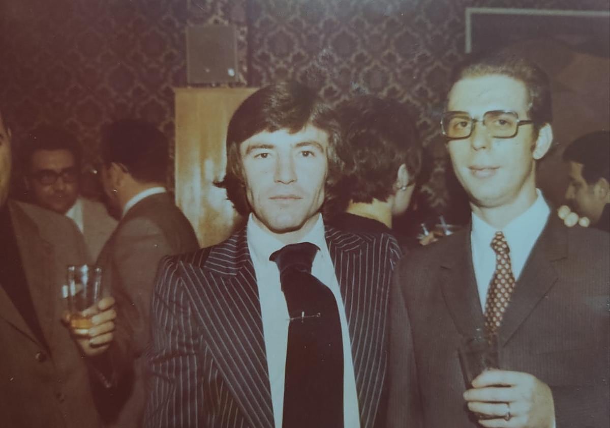 Imagen principal - Arriba, la leyenda Ángel Nieto con José Mari Fernández. Enrique y Francisco Javier, detrás del mostrador y Enrique con una Suzuki, en imágenes antiguas.