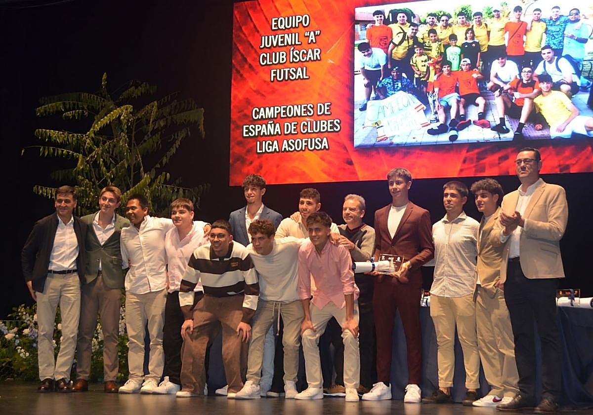 Imagen principal - Íscar reconoce a los grandes protagonistas del año en su I Gala del Deporte