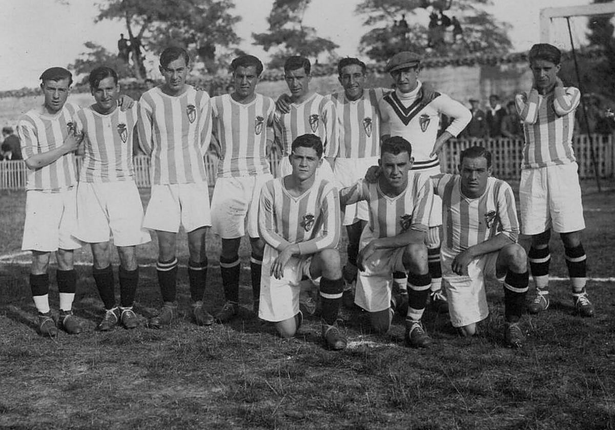 Una formación del Real Valladolid en su primera temporada, 1928-29, en la que acreditó una insaciable capacidad goleadora, especialmente en el Campeonato Regional. De pie: Pablo López, Martín, Garrote, Sierra, Pedro San Miguel, Echevarría, Arana y Evaristo San Miguel. Arrodillados: Anduiza, Sarralde y Orúe.