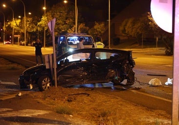 Un herido y dos coches destrozados en un espectacular accidente en la entrada de Salamanca