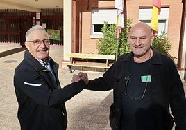 José Luis Cuadrado, conserje ya jubilado y Luismi Villamañán, nuevo conserje del colegio Teresa Íñigo de Toro