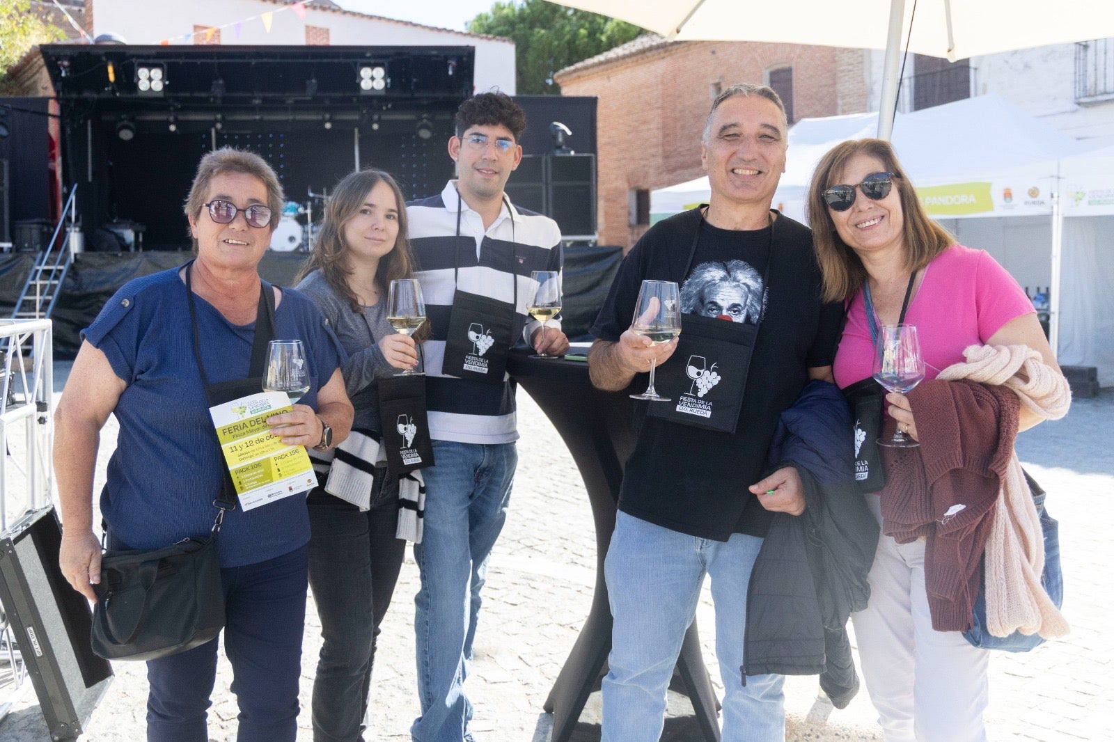 Una familia completa llegada desde Castellón disfrutó del vino de Rueda.